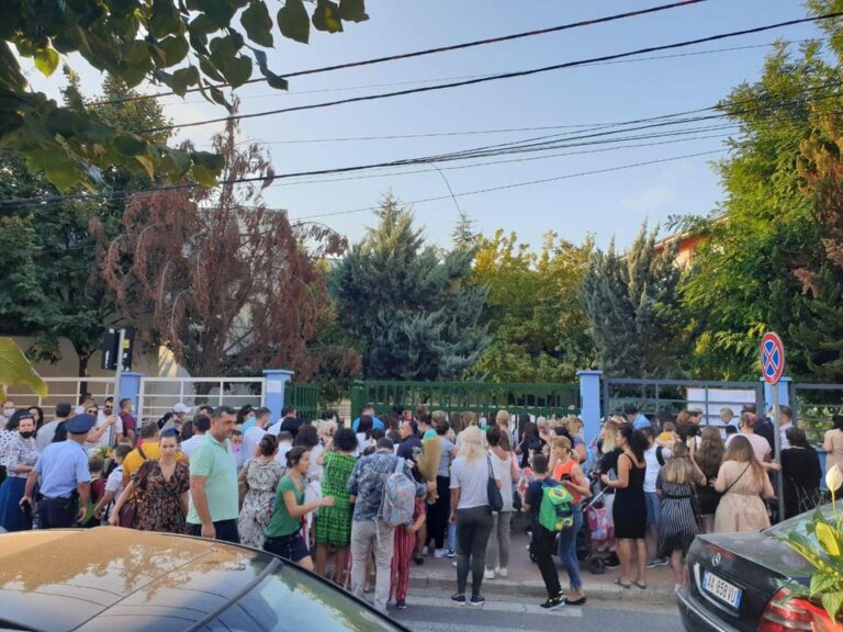 Vokshi nxjerr pamjet: Realiteti rrëzon propagandën e qeverisë në ikje, grumbullime masive në shkolla