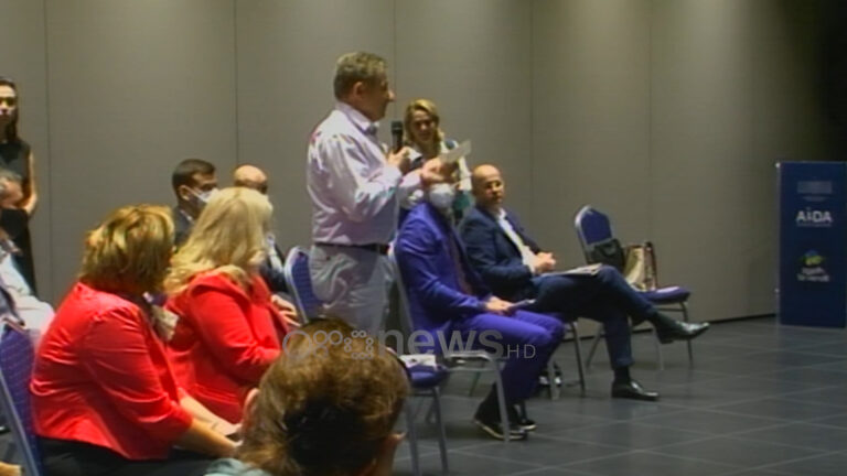 Agronomi zë ngushtë ministren në transmetimin live: Qeveria vetëm merr, por s’jep. Në rrugën e Komanit prishet tanku, jo më makina