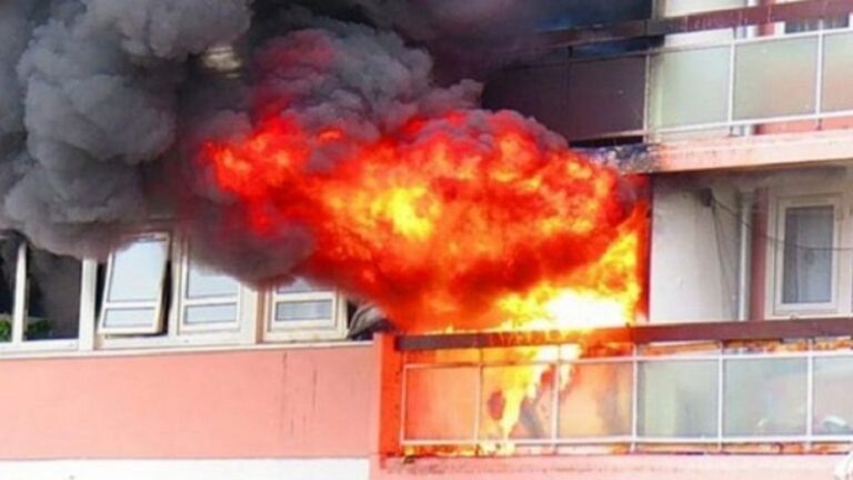 Përfshihet nga flakët punishtja e çantave në Gjirokastër