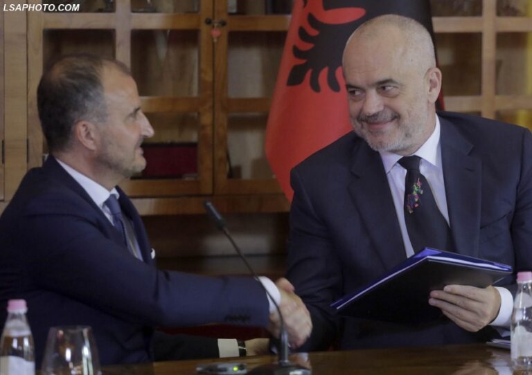 Ambasadori i BE në Kroaci shpërndan qëndrimin e Komisionerit të BE për Shqipërinë, kurse ambasadori Soreca nuk i bën as like!