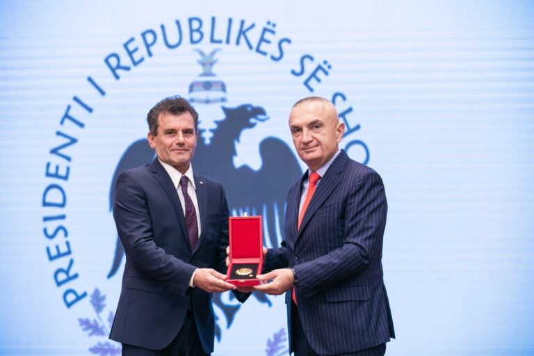 Meta i jep titullin “Kalorës i Urdhrit të Flamurit”, futbollistit që dha frymën e fundit në fushën e blertë