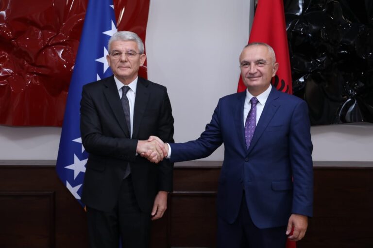 Presidenti Meta: Qeveria ta rihapë përpara 25 prillit Ambasadën e Shqipërisë në Bosnje-Hercegovinë