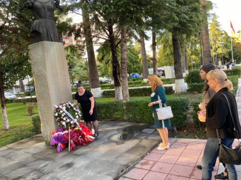 LGI Fier nderon kujtimin e Liri Geros, Mehmetaj: Vajzat dhe gratë të vulosin çlirimin e vendit nga Rilindja