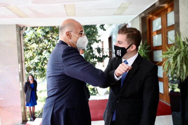 Ministri grek ”çan” rrethimin e protestuesve dhe takon Cakajn. MJP: Bashkëpunim i thelluar