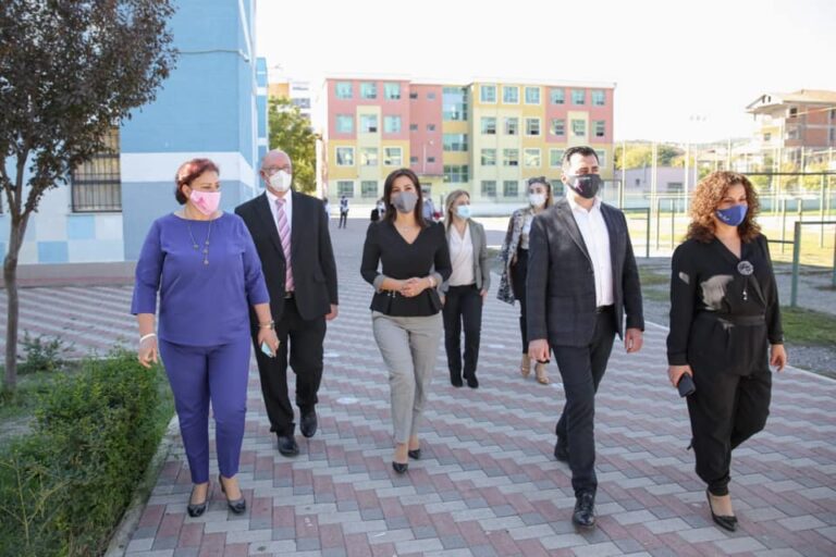 “Shkollat e shekullit 21”/ Ministrja Kushi dhe ambasadori britanik vizitojnë nxënësit
