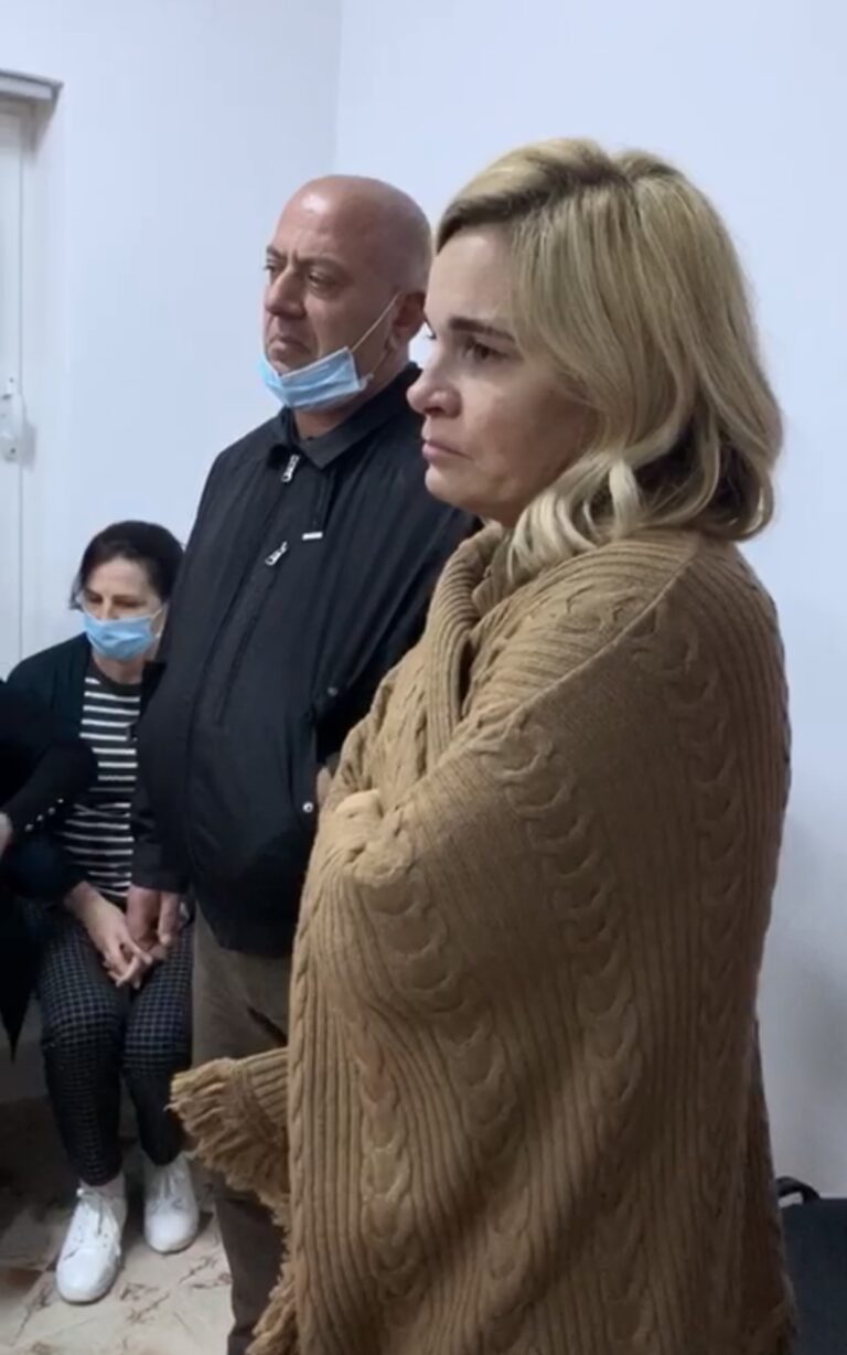 Monika Kryemadhi përlotet gjatë takimit me gratë naftëtare (Video)