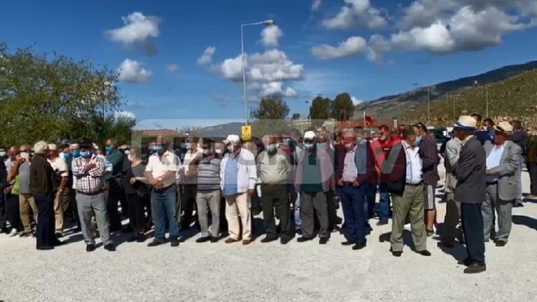 Qindra banorë të minoritetit grek në protestë: Të hapet dogana e Qafë-Botës