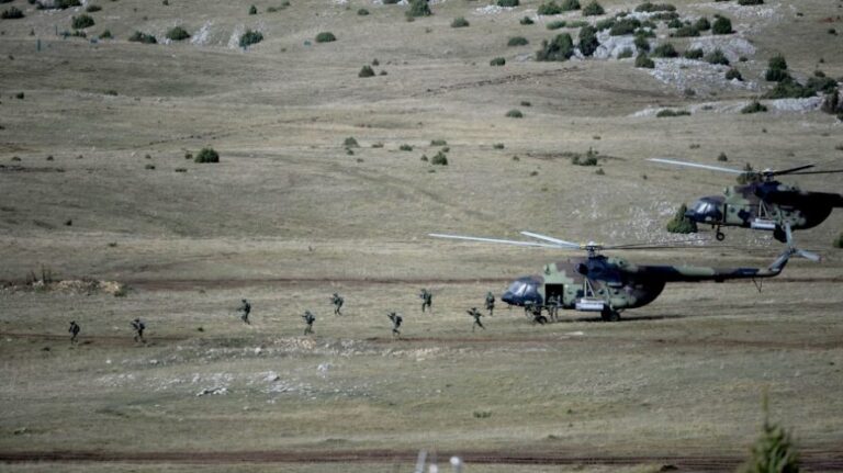 Çfarë po ndodh në Serbi? Stërvitje ushtarake me avionë rus dhe dronë kinezë