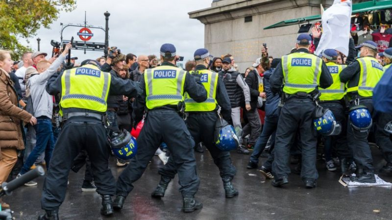 Protesta të ashpra në Londër kundër masave, arrestohen 18 persona