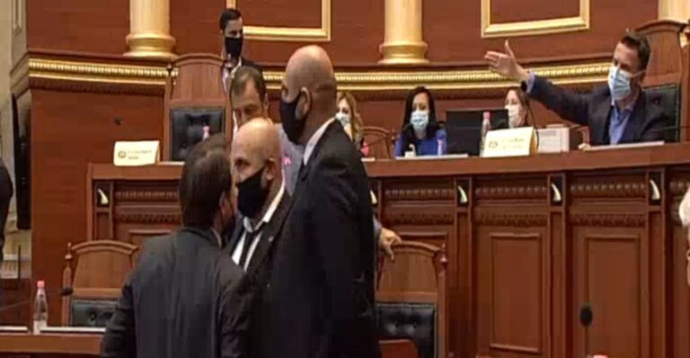 Përplasje në Kuvend, deputeti shkon drejt Braçes por e ndalon Garda