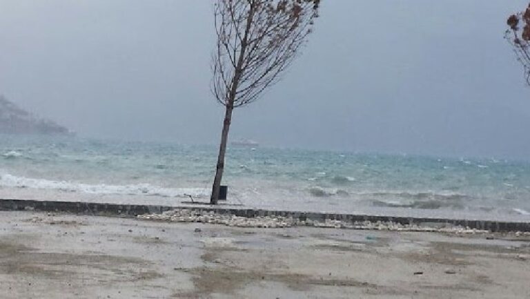 Stuhia detare pushton Durrësin dhe Vlorën, nisen me vonesë tragetet për në Itali