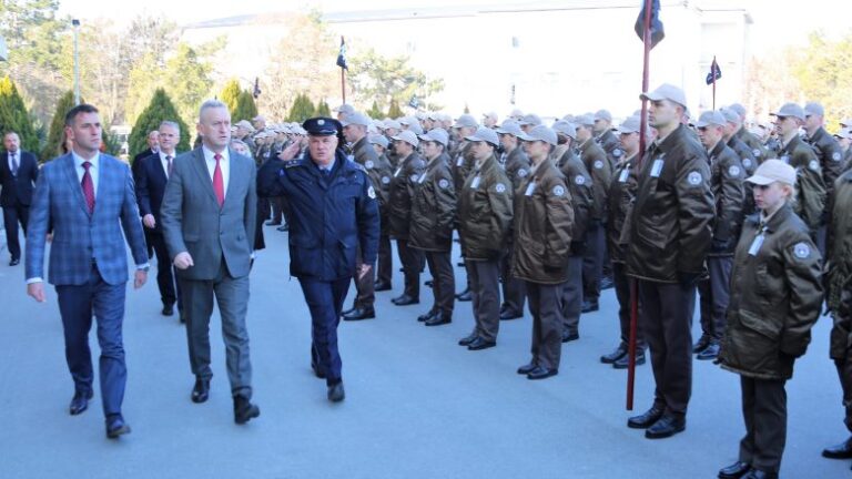Kosovë, Hoti shkarkon drejtorin e përgjithshëm të Policisë