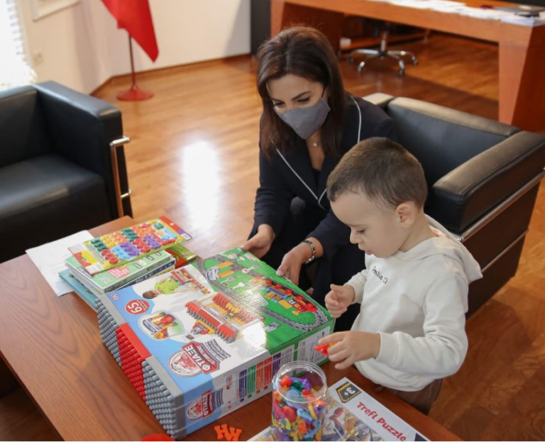 Vetëm tre vjeç dhe lexon rrjedhshëm, ministrja Kushi takon djalin me aftësi të rralla
