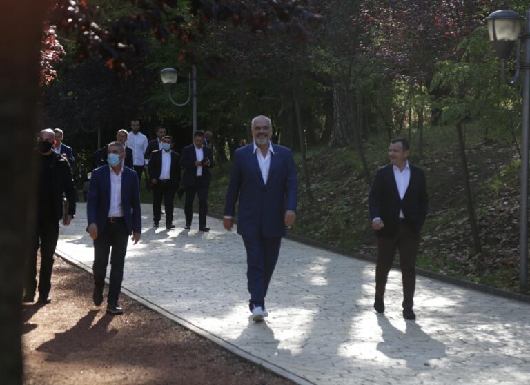 Vasili: Gjeni një pompë oksigjeni për kryeministrin, po i merret fryma nga gënjeshtrat