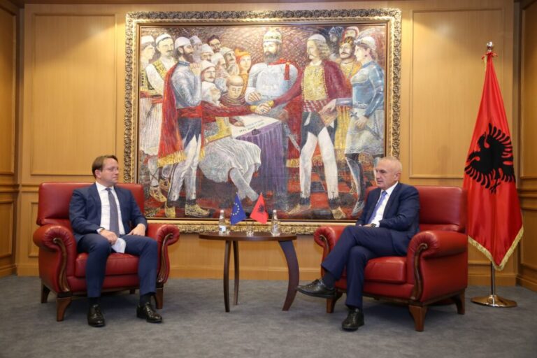 Komisioneri Varhelyi pritet nga Presidenti Meta: Reformat çojnë Shqipërinë drejt BE-së