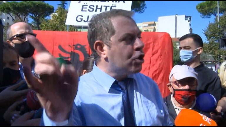 Protestuesi ndihet keq, i jepet ndihma nga protestuesit e tjerë, pasi qëlloi me shishe policisë, Idrizi: Do i mbaj mend emër për emër!