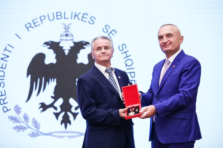 Presidenti Meta dekoron kryetarin e shoqatës “Bashkimi i Përgjithshëm i Pensionistëve të Shqipërisë”
