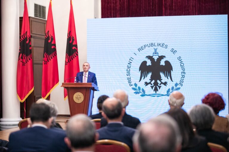 Presidenti Meta dekoron piktorët e shquar shqiptarë Vangjush Mio dhe Abdurrahim Buza