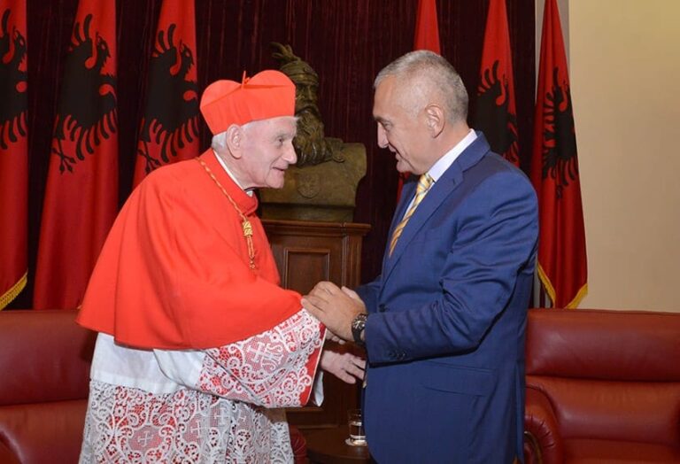 Presidenti uron Kardinalin Ernest Simoni Troshani: Martir i gjallë i Kishës dhe idealit kombëtar