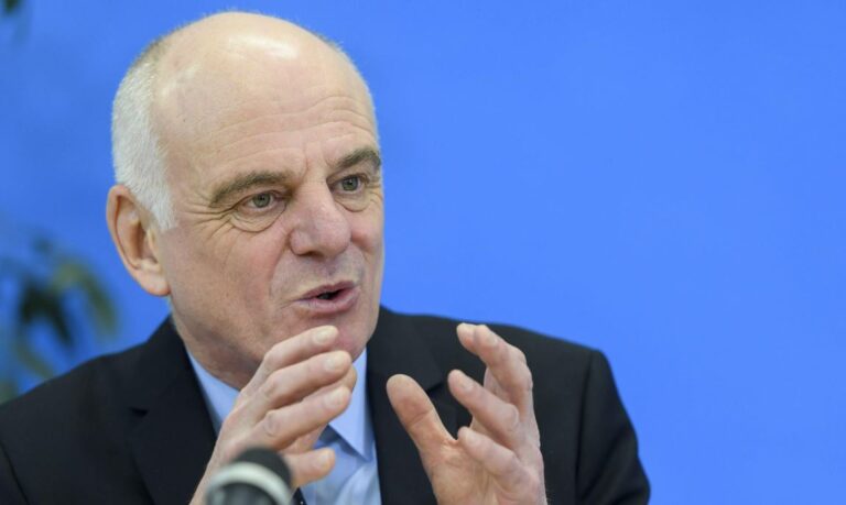 Vaksina e Pfizer, OBSH: Do të ndihmojë, por lufta vijon