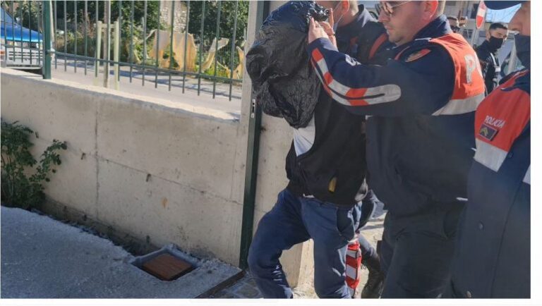 Grabitje e dyshime për përdhunime/ “Tmerri i Palasës” që “gjuante” banesat e plakave në pranga bashkë me shokun (EMRAT)