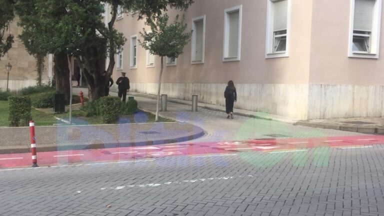 Rudina Hajdari fotografohet duke hyrë në kryeministri