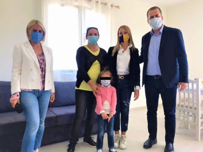 Albinës së vogël i kthehet buzëqeshja, Tirana Bank e bën me shtëpi të re!