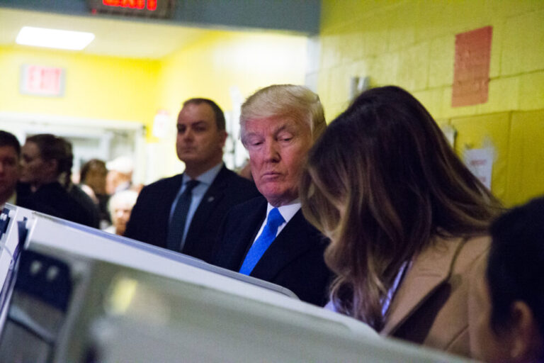 Kontrollo dhe beso, kjo shprehje i shkon përshtat veprimit të Trump