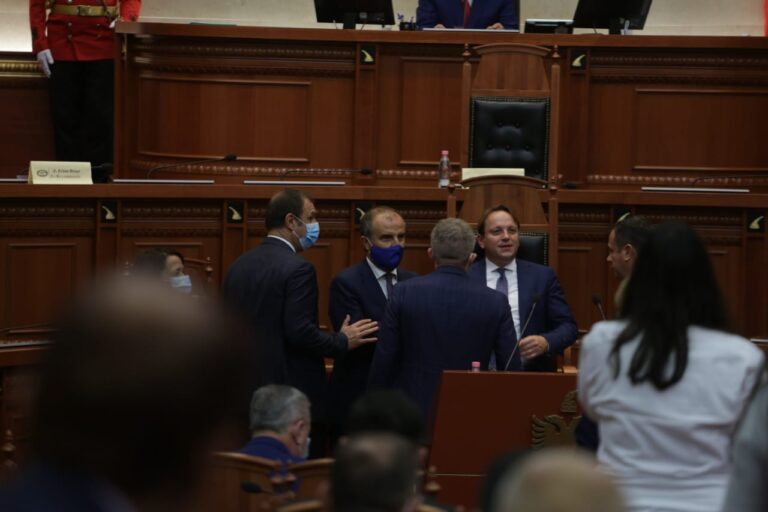 Varhelyi nis vizitën e tij në Tiranë, mesazh Kuvendit: E ardhmja e rajonit në BE