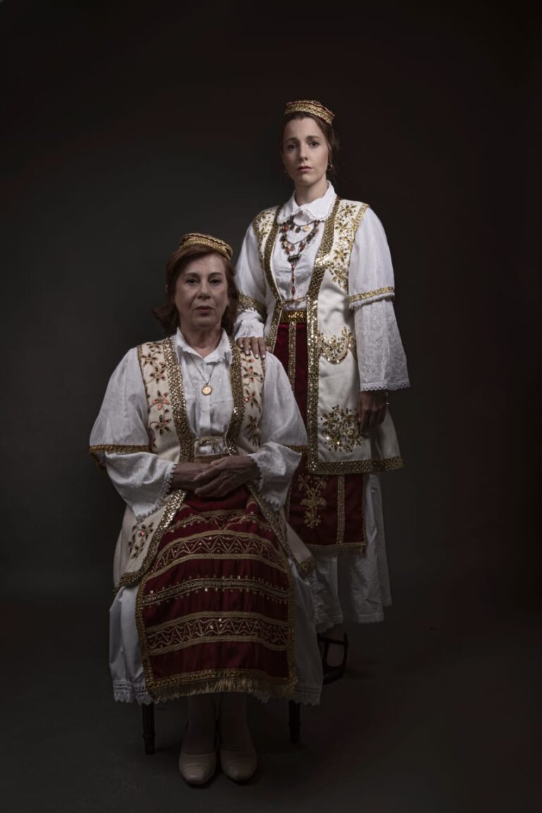 “Vendi që nuk vdes kurrë” i Ornela Vorpsit, me regji të Enke Fezollarit dhe aktoren Amalia Arseni shfaqet në Teatrin “Stathmos”