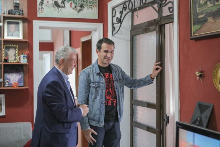 Veliaj batuta me gazetarin Gjoka: Perënduan kohët e gazetarisë së fakteve, sot i ndryshojnë