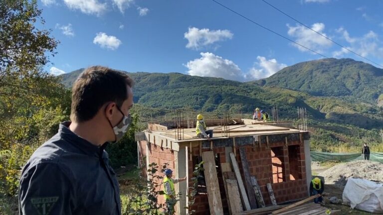 Turi në Shën Gjergj, Veliaj inspekton rindërtimin e shtëpive: Politika më e mirë është puna, nuk do të lëmë asnjë njeri pa shtëpi