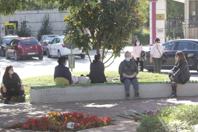 “Normalitet” i ri në vend, në rrugë me maska