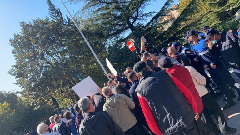Policia përplaset me çamët te Ministria e Jashtme. Shpëtim Idrizi: Kryeministri është tradhtar, të turremi para kryeministrisë!