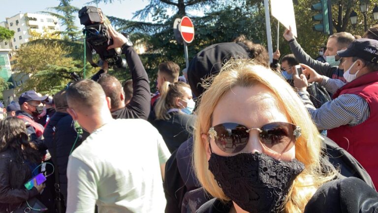 Mesila Doda nga protesta e çamëve: Të shoqëruar 24 persona, jemi në diktaturë