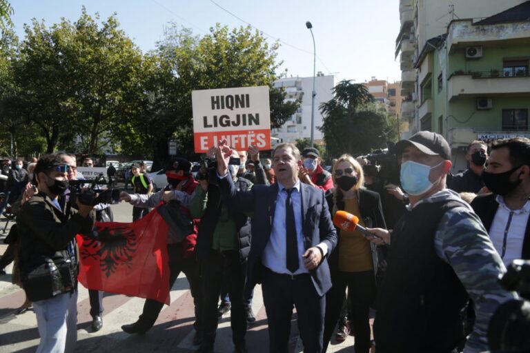 Revolta e çamëve ndaj Ramës/Nën hetim krerët e PDIU-së dhe 16 protestues, Policia vë gjoba edhe për maskat