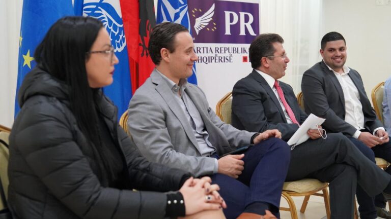 Mediu me të rinjtë në Kombinat: Të luftojmë për lirinë kundër një regjimi të korruptuar