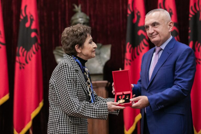 Presidenti Meta vlerëson poeten e shquar, Zhuliana Jorganxhi me titullin e lartë “Mjeshtër i Madh”