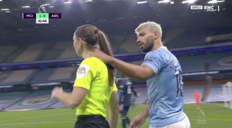 U rikthye në fushë, Aguero e tepron duke përqafuar arbitren anësore (VIDEO)