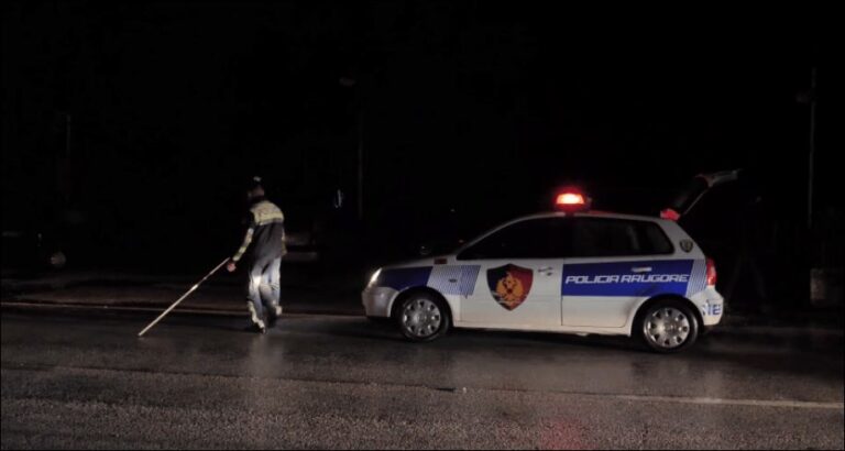 Aksident në aksin Korçë-Kapshticë, makina del nga rruga dhe përplaset me bordurën