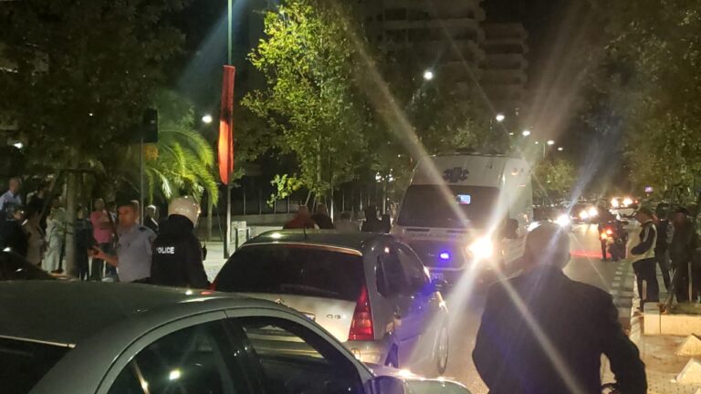 Makinat përplasen te vijat e bardha, dy të plagosura në Vlorë