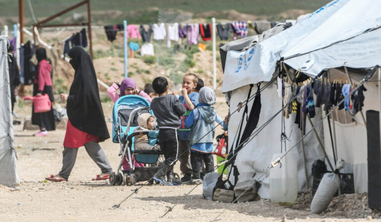 ANALIZË/Shqiptarët në “kampin e ferrit”, sirianët paçkisin Tiranën