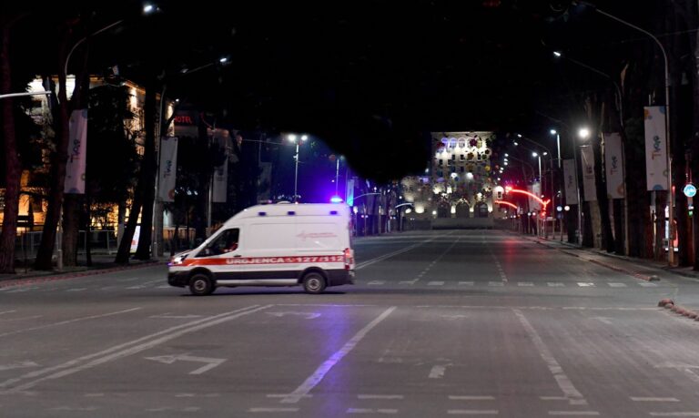 E rëndë në Tiranë, 77-vjeçari hidhet nga kati i 3 i pallatit, niset me urgjencë në spital