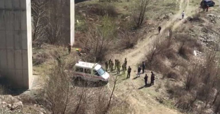 EMRI/ Aksident në Skrapar, automjeti bie nga Ura e Blëzeckës, 37-vjeçari i plagosur dërgohet në Tiranë