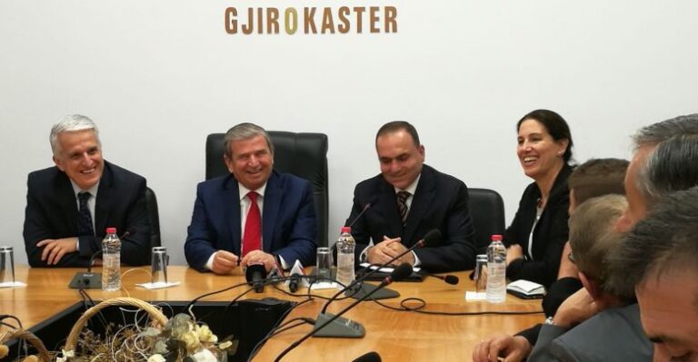 Lirohet nga detyra prefekti në Gjirokastër, me vendim qeverie emërohet një tjetër (Emri)