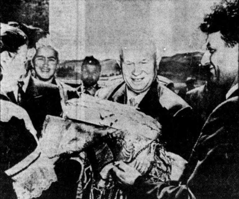 La Croix (1959) / Nikita Hrushov i fotografuar me bukë shqiptare në duar