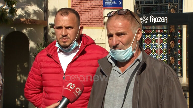 Tre orë pritje para bashkisë së Tiranës, banorët e Shkozës kërkojnë sistemimin e rrugëve