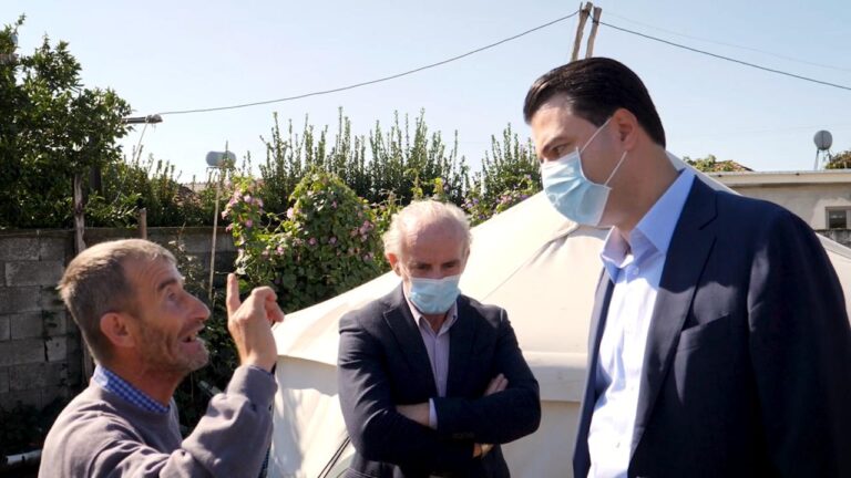 Basha viziton familjen Gjoni që jeton prej një viti në çadër, Viktor Gjoni: Jemi të dëshpëruar. Vajzës ia kam marrë ilaçet me lekë borxh