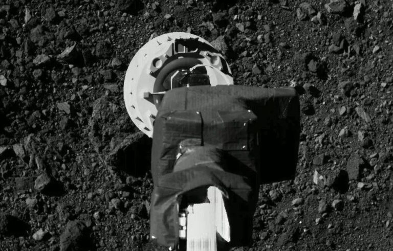 ​NASA dështon? Grimcat e vlefshme të asteroidit Bennu rrjedhin në hapësirë nga sonda OSIRIS-REx