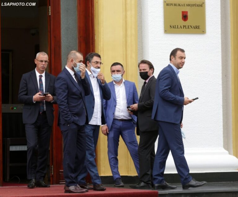 Deputetët e PS ”të pabindur” për të respektuar vendimin për maskat